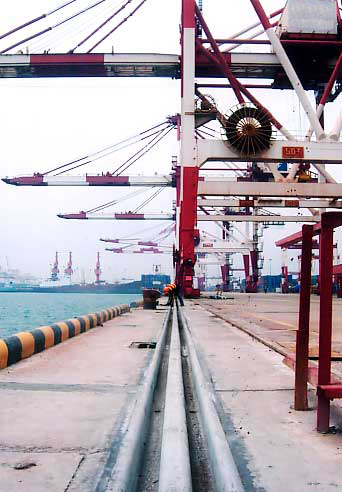 日照港集裝箱碼頭拖纜槽現(xiàn)場安裝